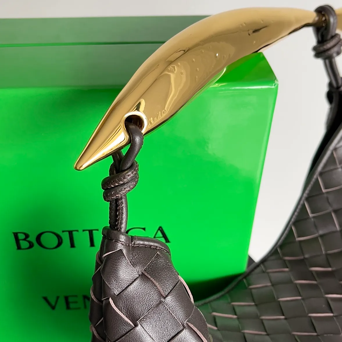 Batch 1760, ready for sale. Inspired by the 20th century modern sculptor Brancusi's work "Birds in the Sky". Muse brass handles, unique craftsmanship, make each handle unique, thus reflecting the precious sense of sculpture. Carrying Sardine in hand creates a high-end and modern look! The Sardine handbag uses Intrecciato weaving to highlight the inheritance of the brand's craftsmanship. The handle design forms a strong contrast and presents an artistic design concept. The finishing of the Muse brass decorative layer is completed by multiple processes. The exquisite craftsmanship makes each handle unique. Style number: 7468 Size: 33*3*24cm